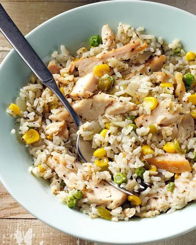 Makroaufschlüsselung einer Schüssel mit Hühnchen und Reis